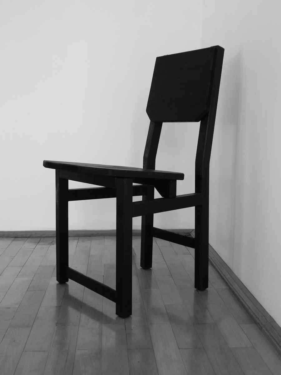 Scaun negru din lemn cu spătar