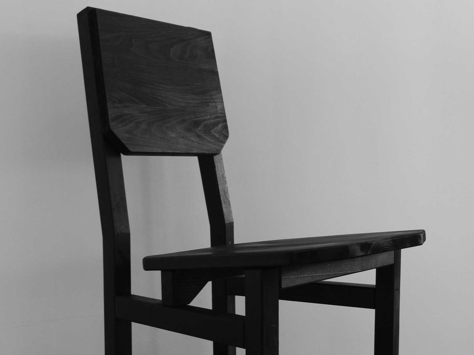 Detaliu de aproape  cu șezutul și spătarul scaunului