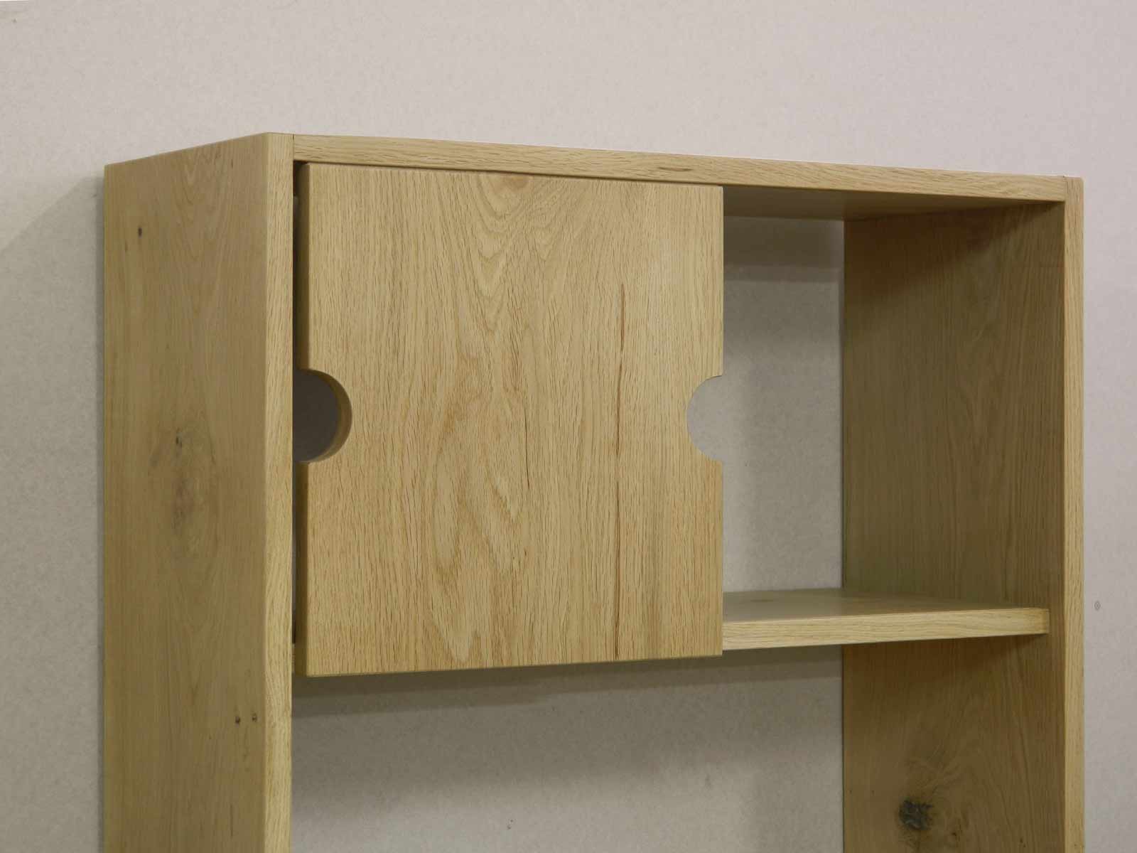 Detaliu ușă cu mâner decupat