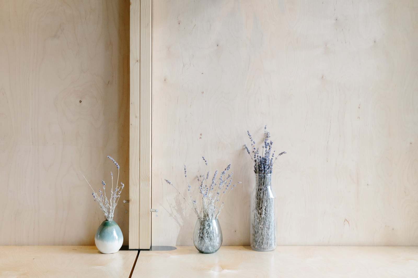 Mese din lemn pentru public și stâlp cu frezări