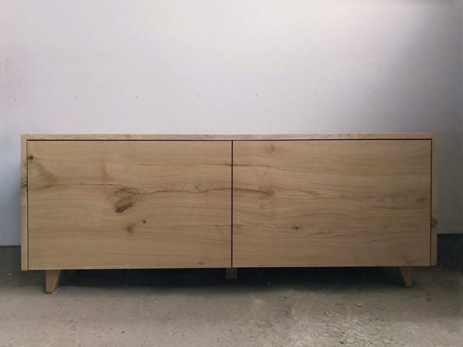 Vedere frontală a comodei pentru pantofi cu cele două uși din lemn de stejar cu fibra continuă