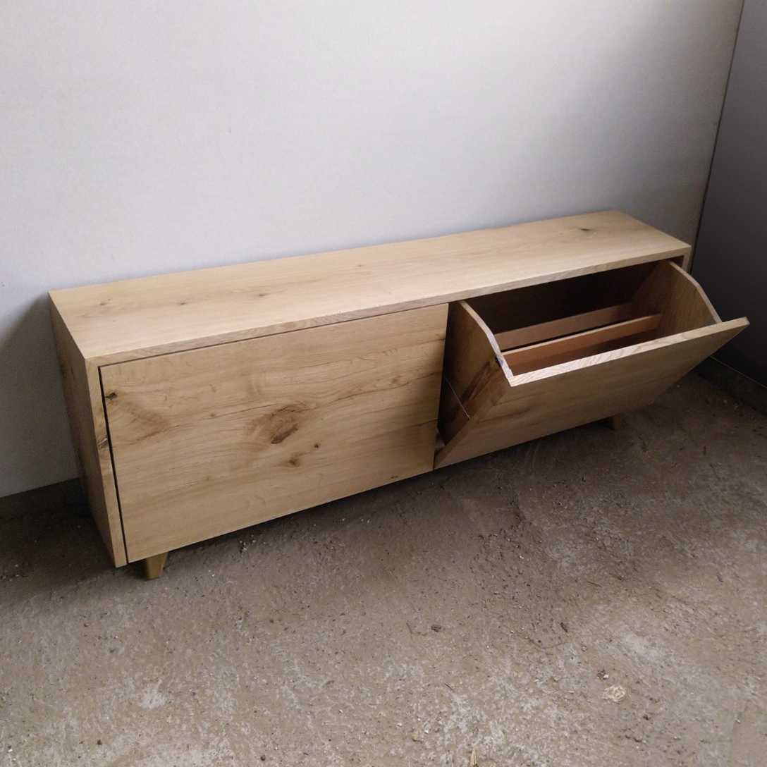 Vedere de sus a comodei cu ușa deschisă cu rastelul interior pentru încălțăminte vizibil