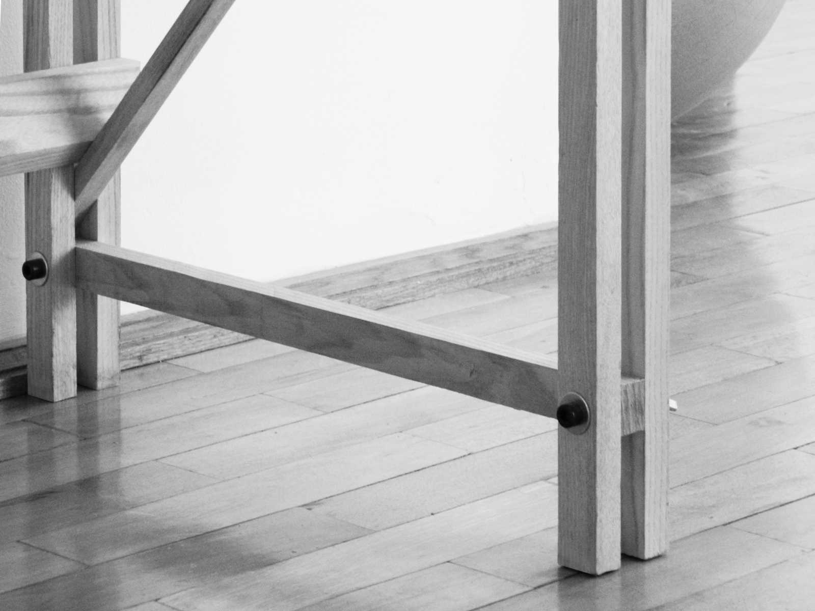 Partea inferioară a cadrului de masă cu îmbinări ale elementelor verticale, orizonatale și contrafișa diagonală