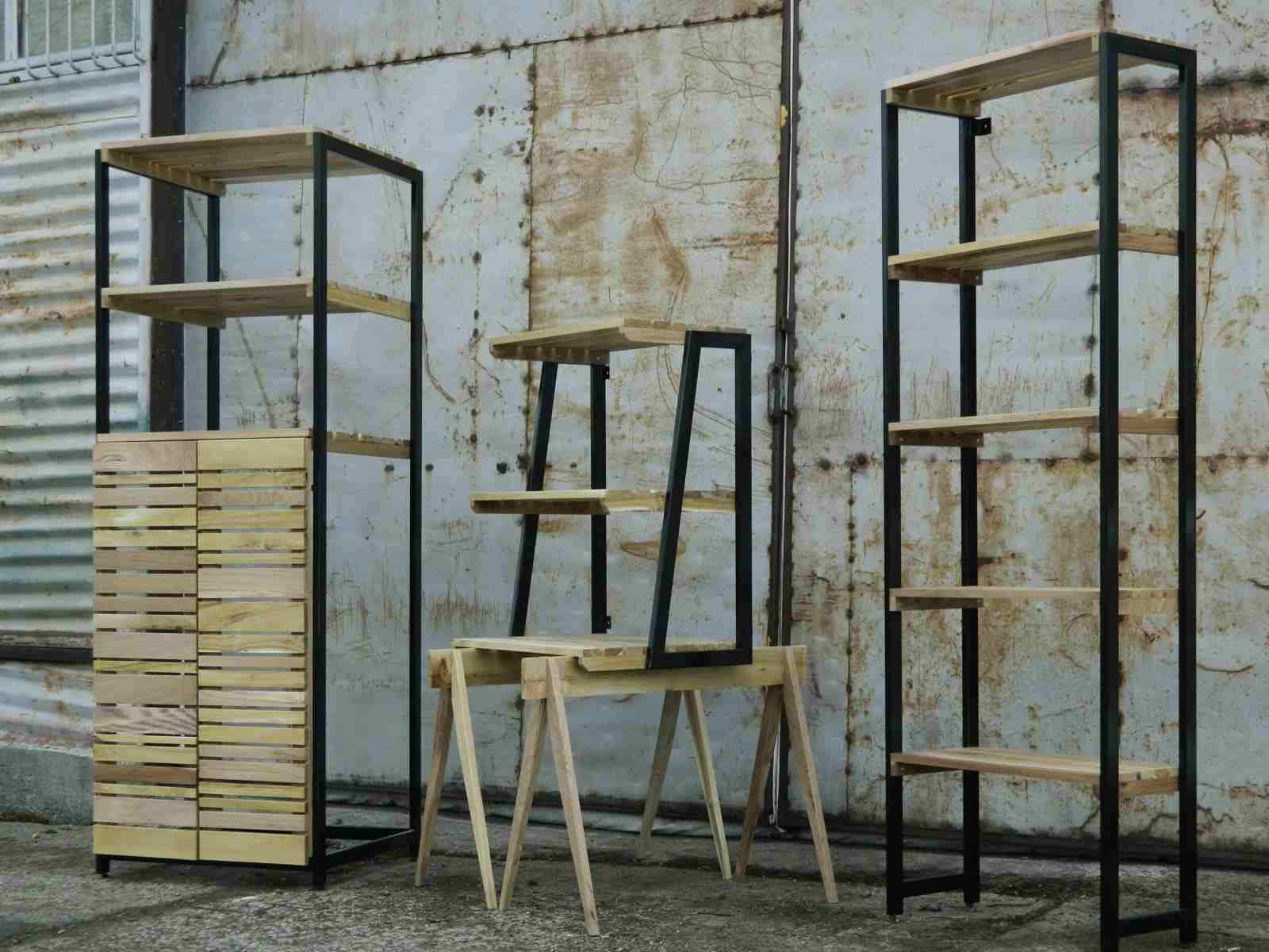 Rafturi din lamele de lemn cu cadru din metal vopsit negru