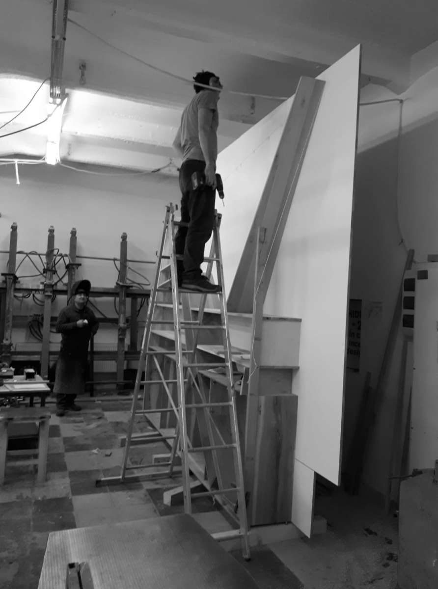 Imagine în timpul execuției în atelier cu piesele bibliotecii din lemn de stejar