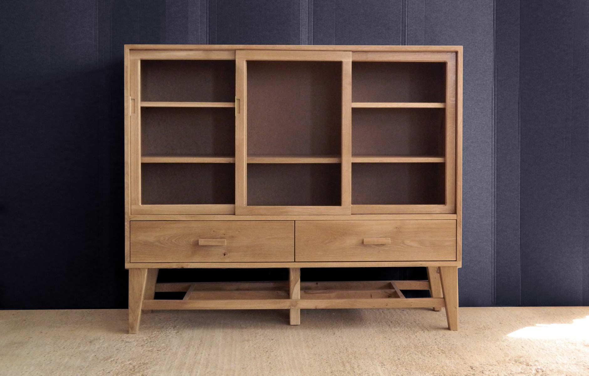 Bufet din lemn de stejar, vedere frontală cu fundal de culoare închisă