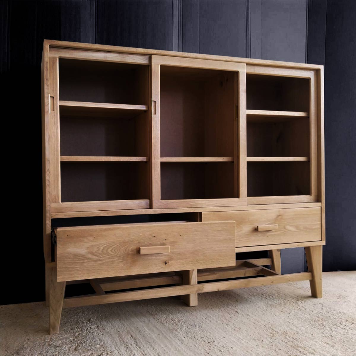 Bufet din lemn de stejar, perspectivă de ansamblu cu sertar ușor deschis