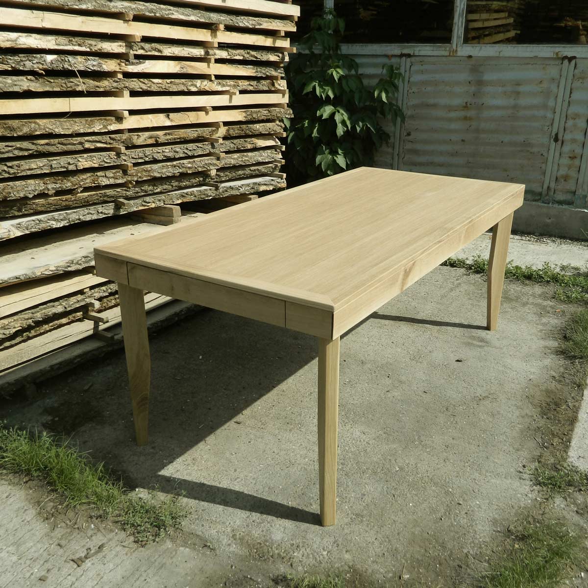 Masă din lemn de stejar cu blat furniruit, vedere generală