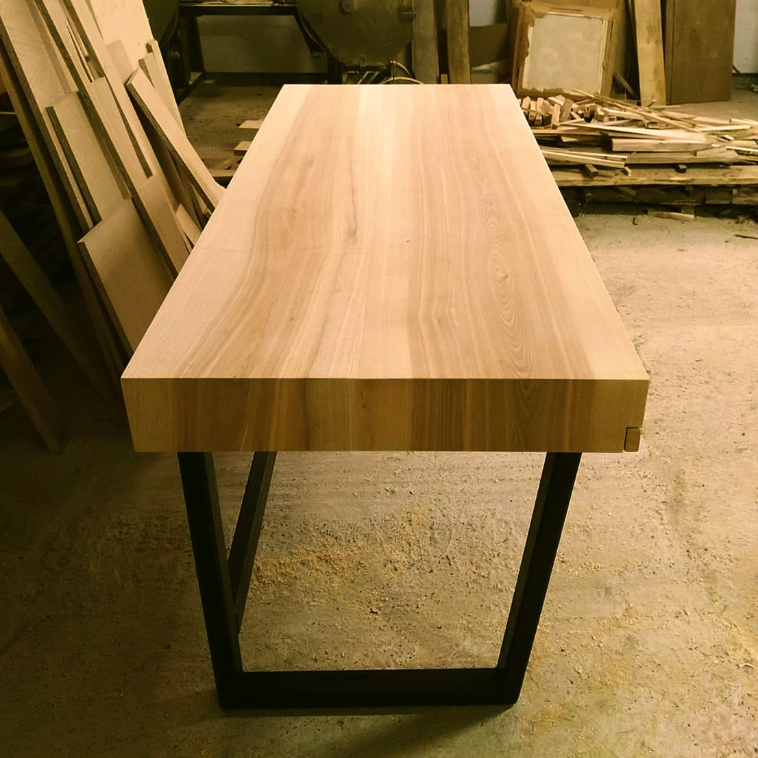 Birou din lemn de frasin, vedere din lateral cu efect waterfall