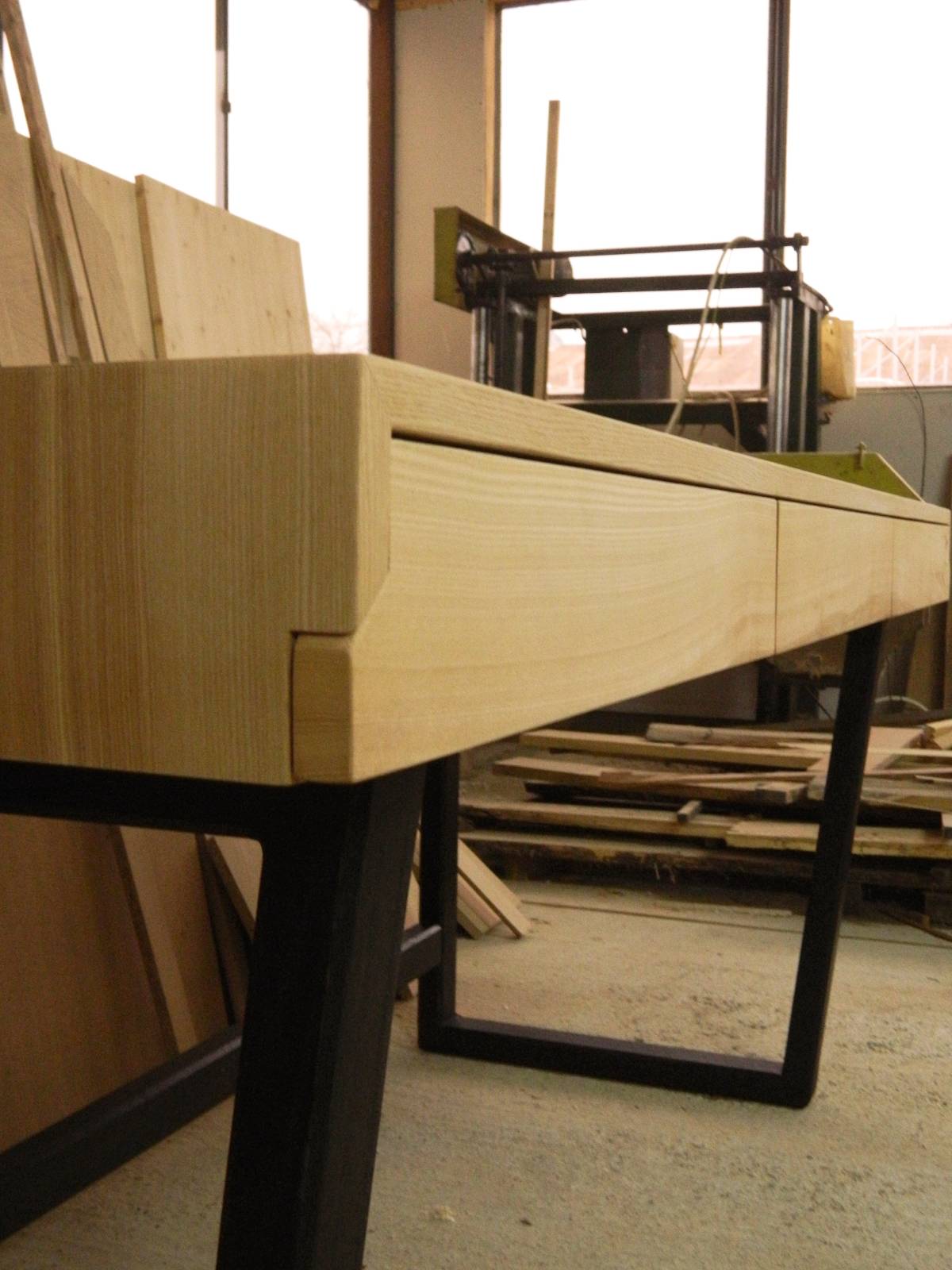 Detaliu cu îmbinări de colț cu sertarele biroului din lemn de frasin masiv