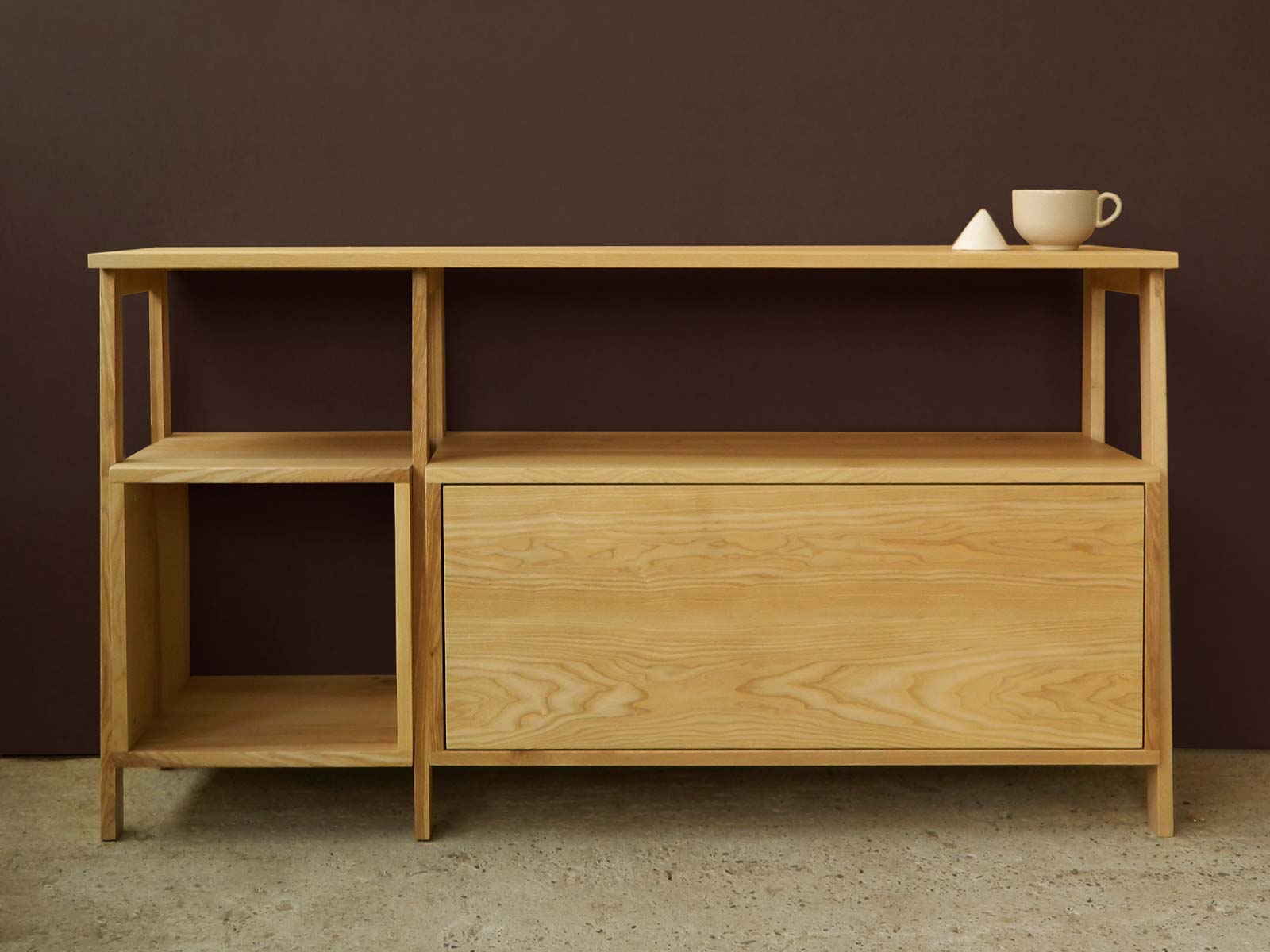 Comodă din lemn de frasin cu raft pătrat și compartiment cu ușă batantă