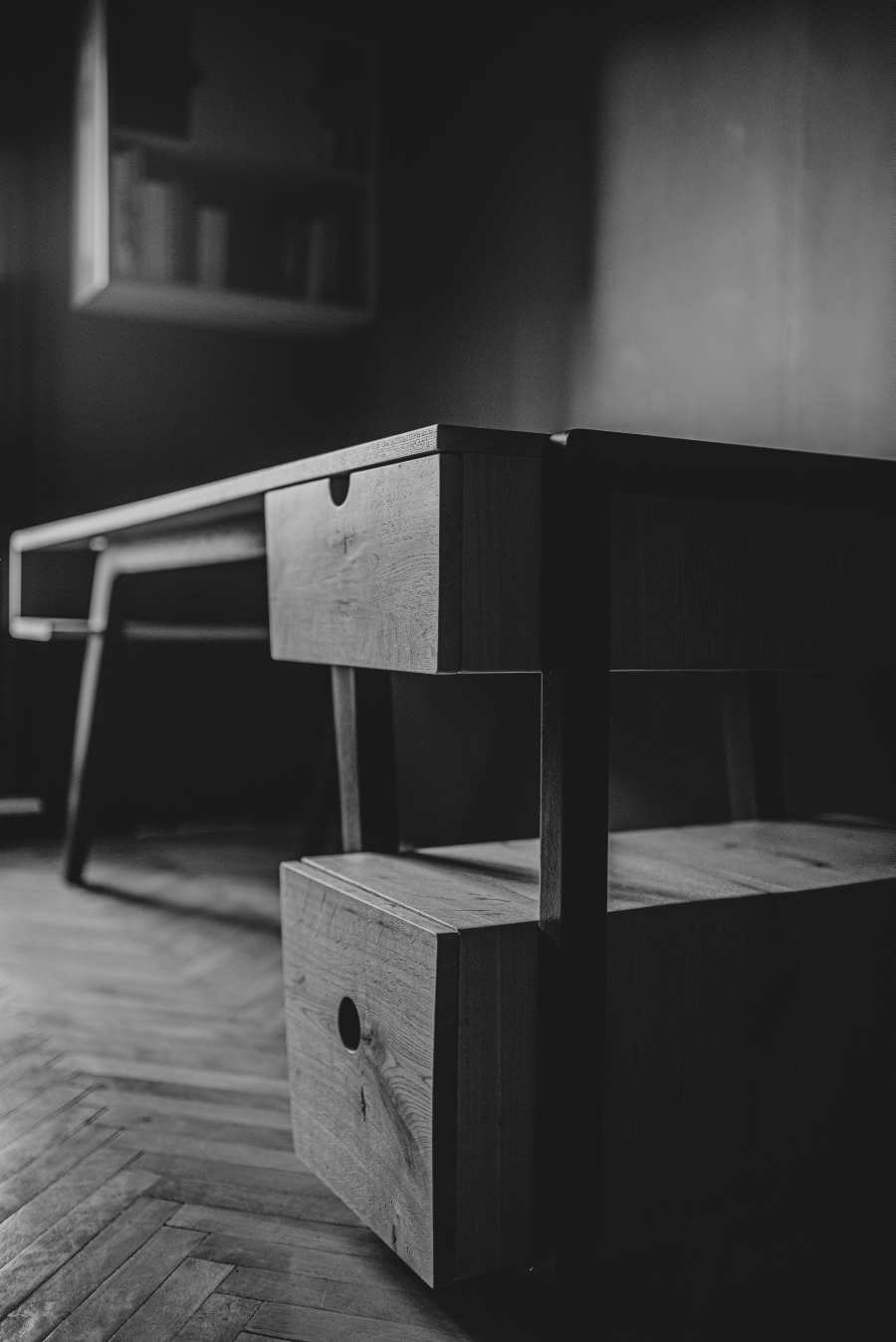 Birou mid-century modern din lemn de stejar masiv - vedere laterală cu compartimentele de depozitare