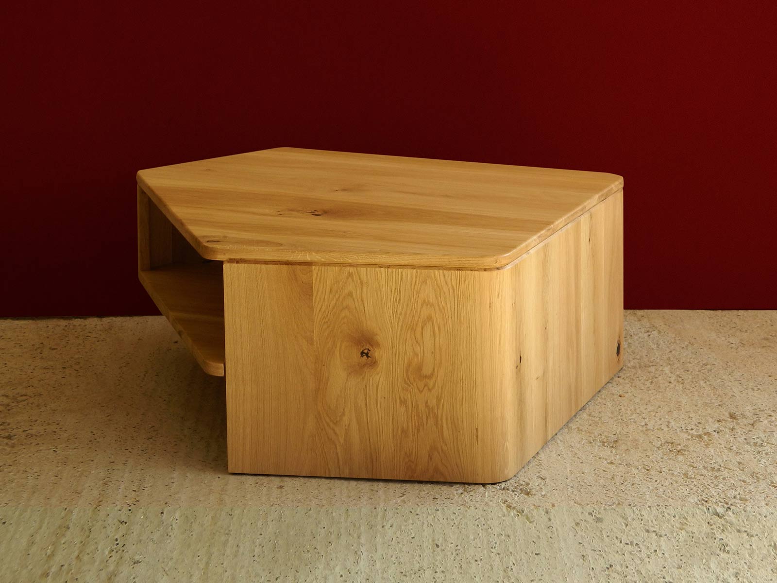 Plăcile laterale ale mese de cafea sunt racordate printr-o porțiune curbată