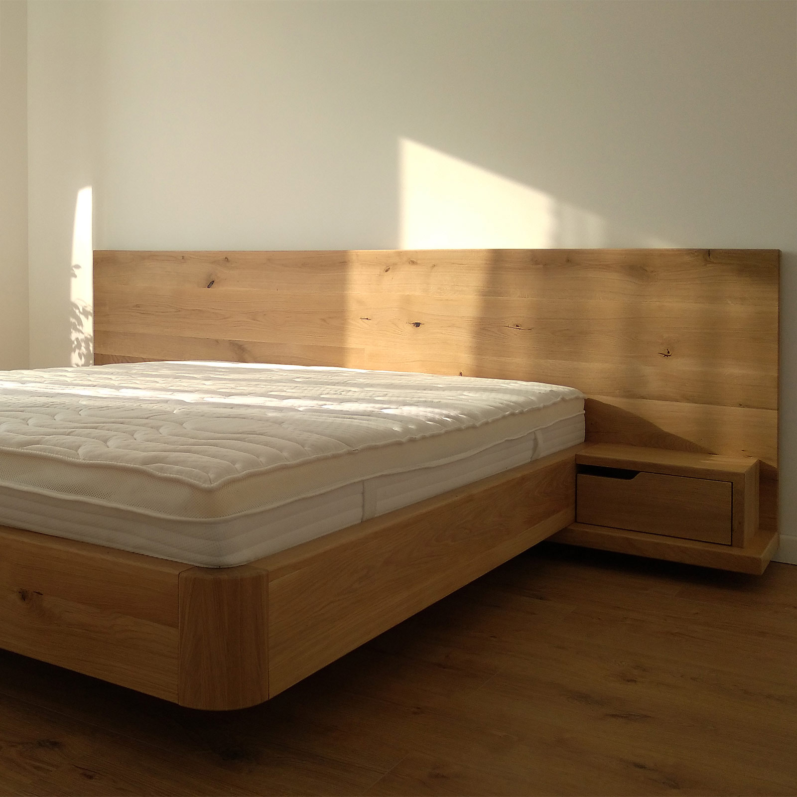 Pat din stejar cu colțuri rotunjite și tăblie din lemn masiv, imagine de ansamblu