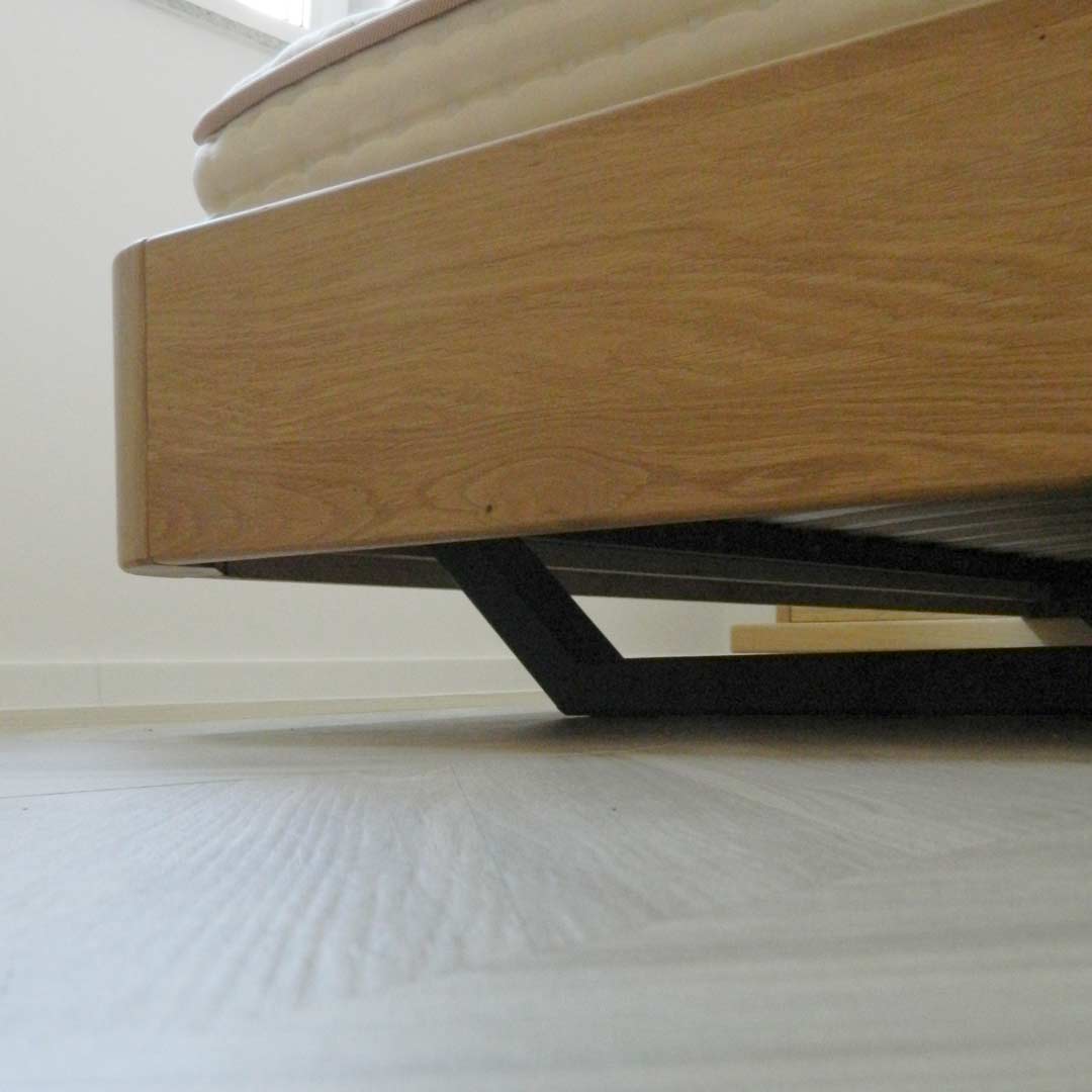 Cadru metalic pentru pat plutitor, vedere cu piciorul metalic sudat