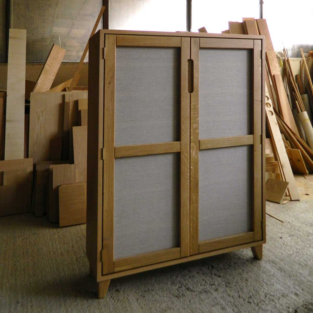 Dulap din stejar cu două uși cu rame din lemn și casete din pânză
