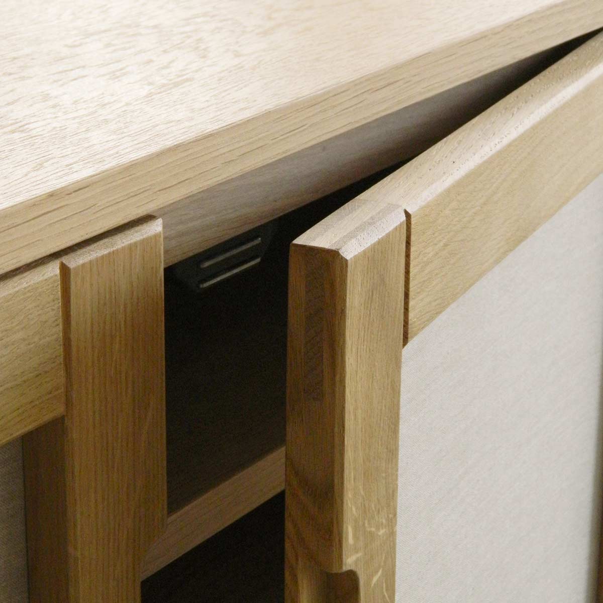 Detaliu de aproape cu îmbinarea ramelor din lemn de stejar