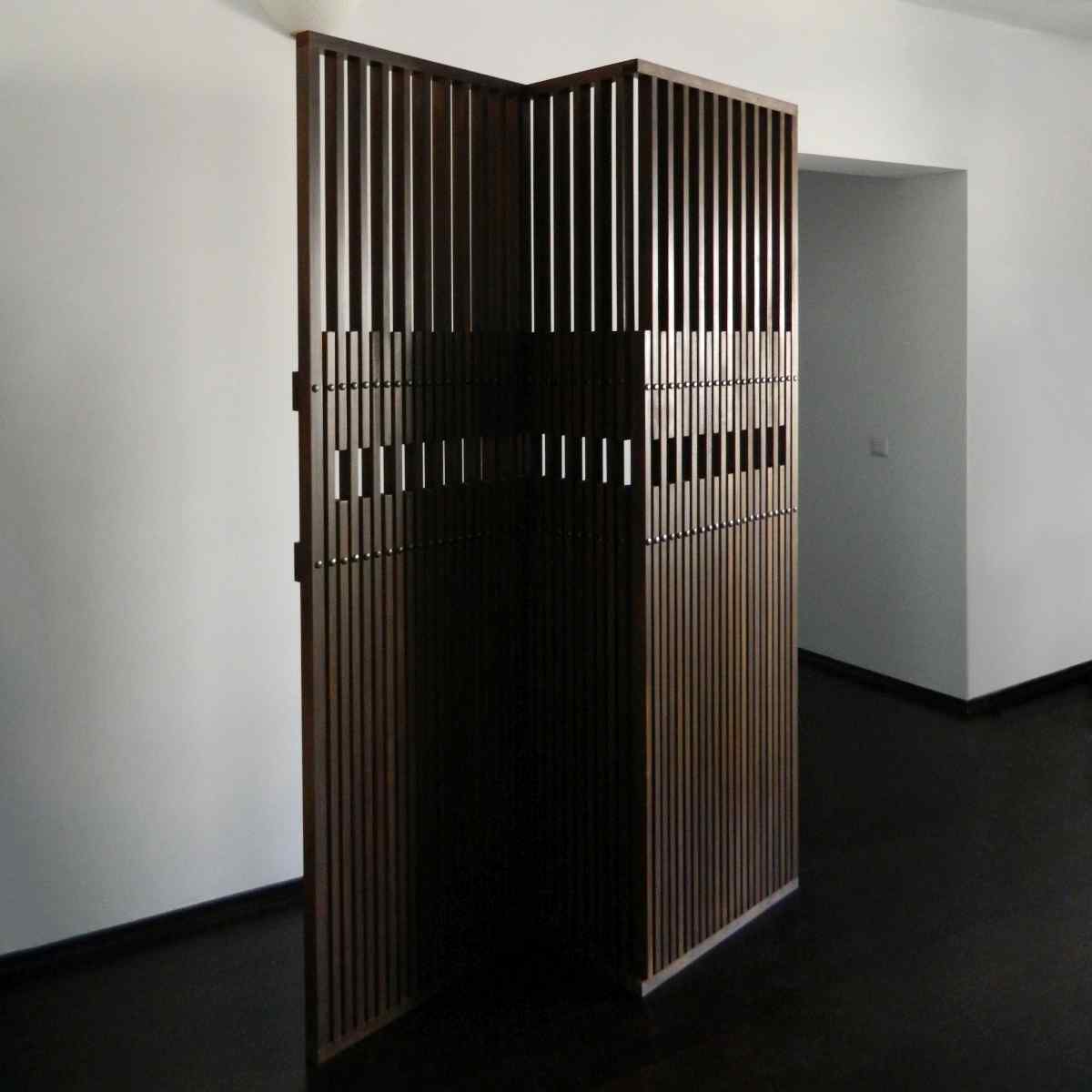 Paravan perete despărțitor din lemn cu șipci verticale în ritm alternant