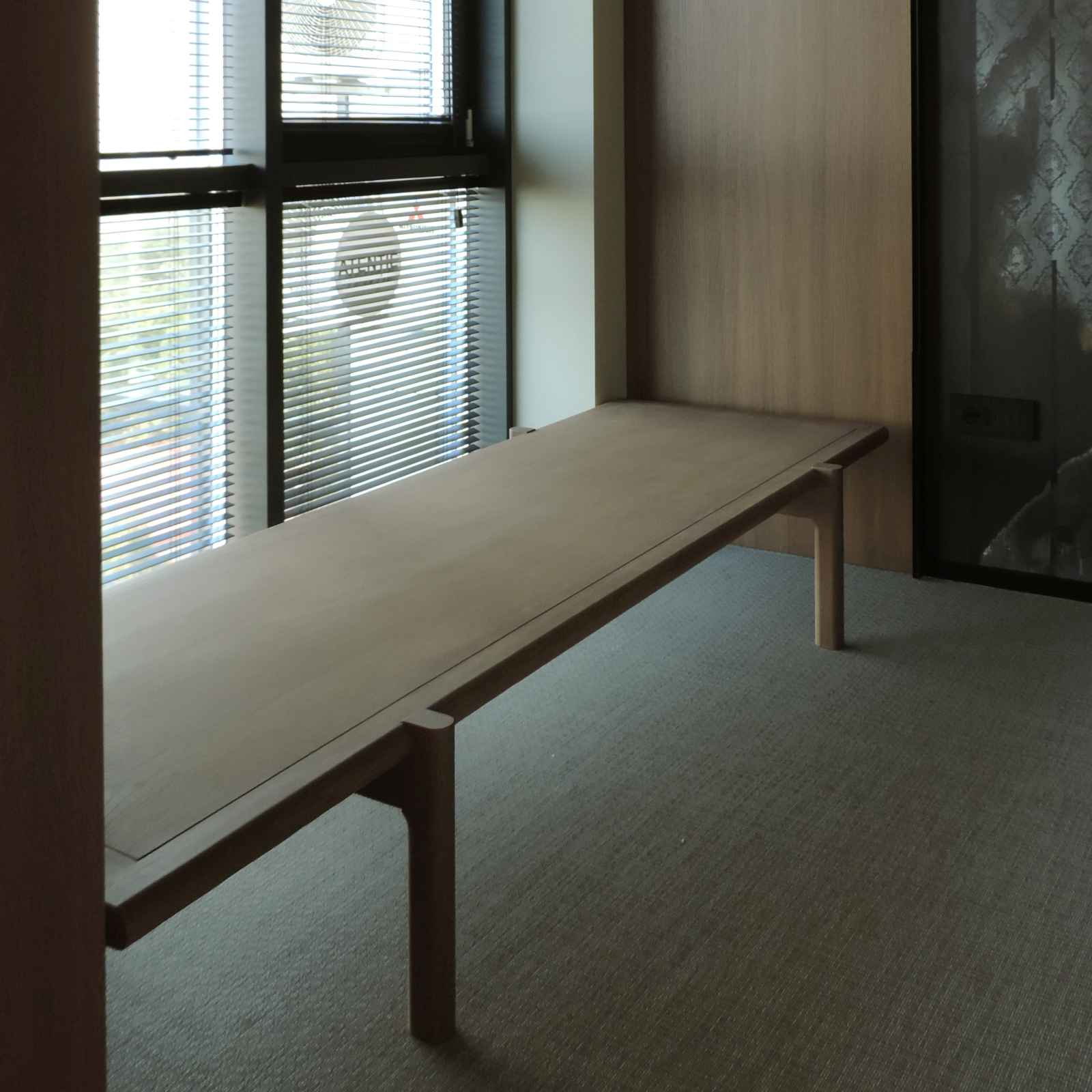 Banchetă din lemn de stejar în stil japandi așezată la fereastră