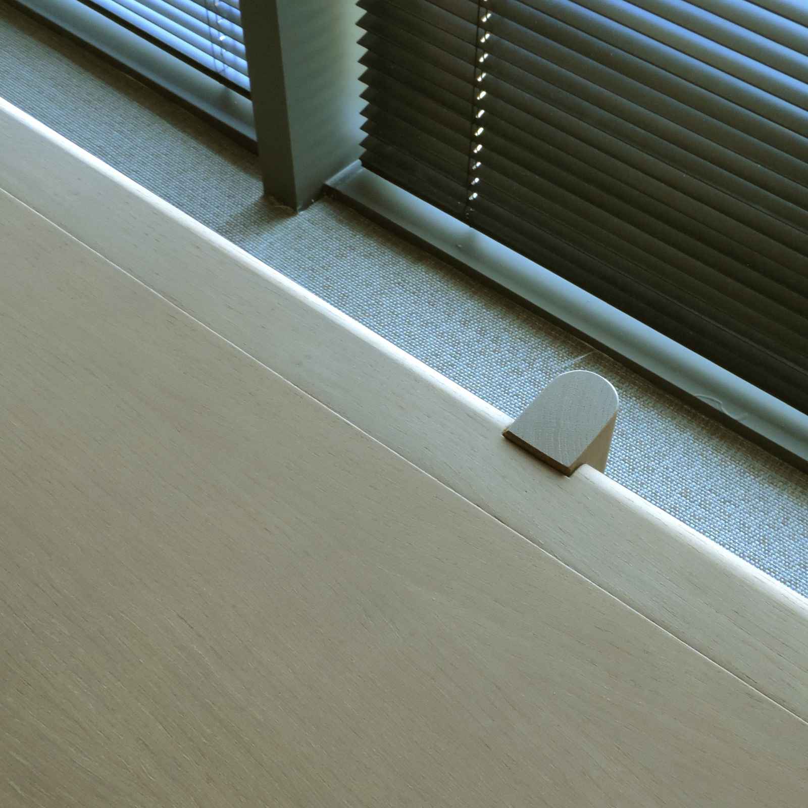 Detaliu cu îmbinarea dintre piciorul de lemn și cadrul perimetral