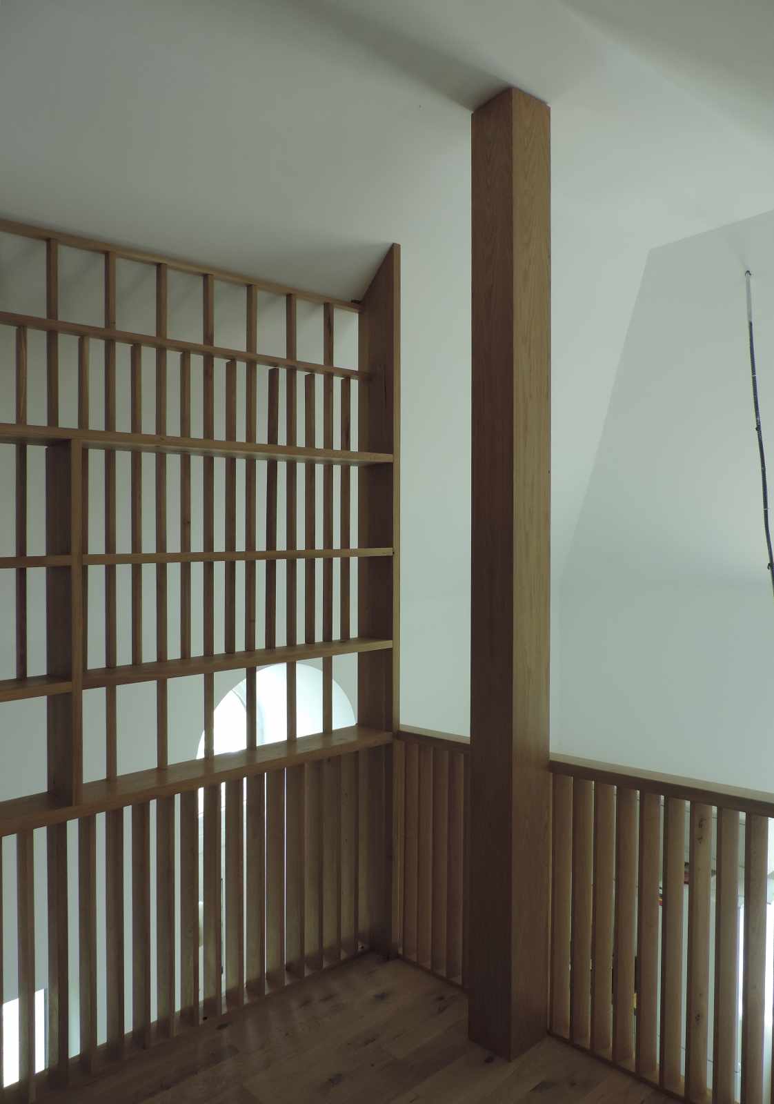 Imagine de colț cu joncțiunea dintre peretele perforat și balustrada