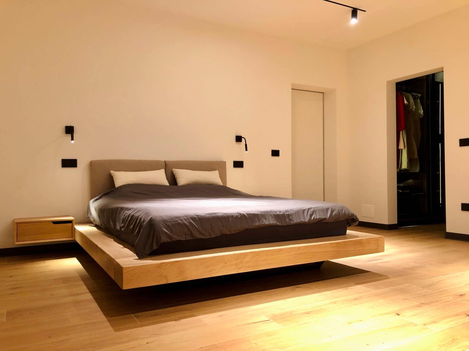 Pat platforma cu cadru plutitor si noptiere atasate din lemn masiv de stejar cu tablie tapitata gri