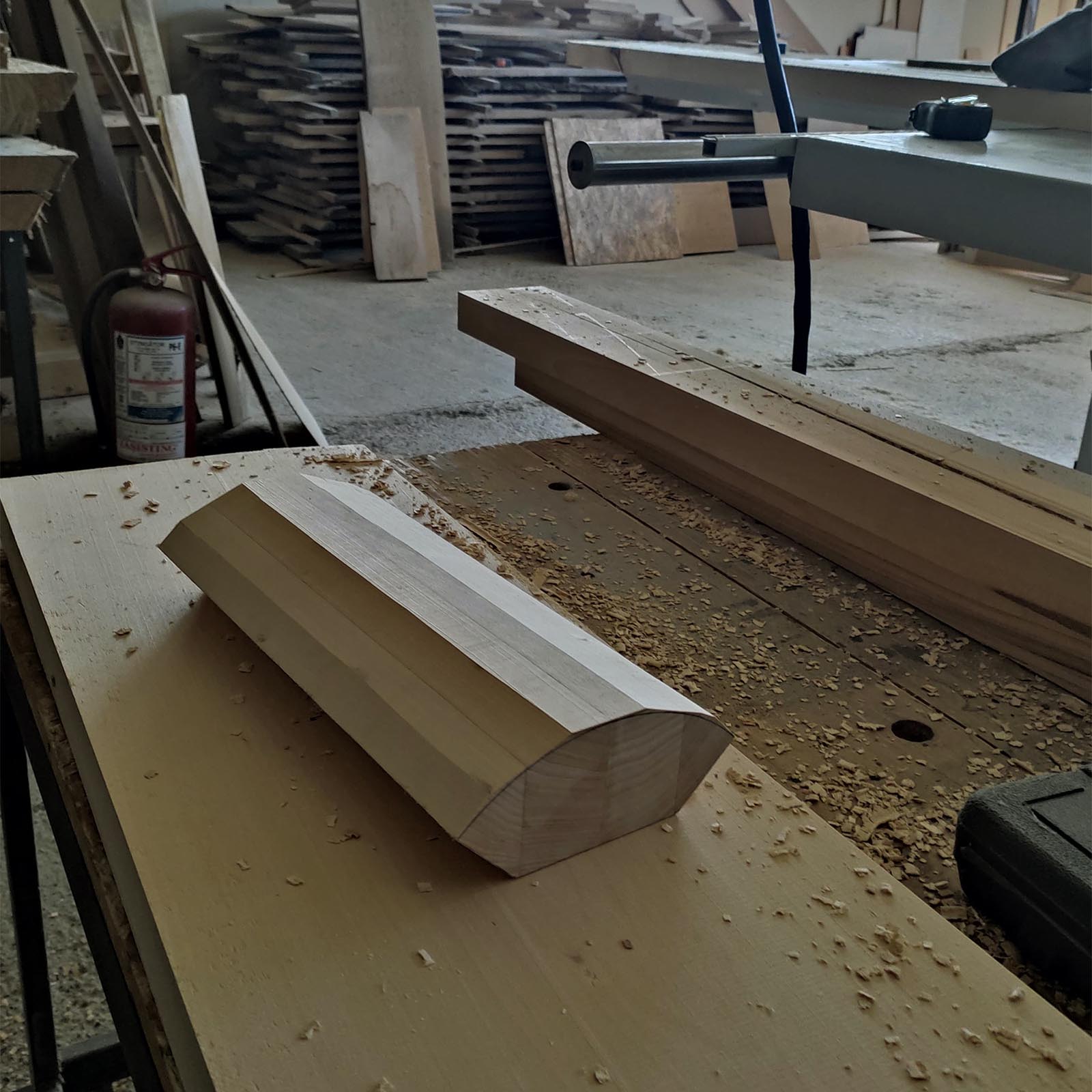 Vedere din atelierul de tâmplărie cu realizarea unei piese de colț pentru cadrul patului