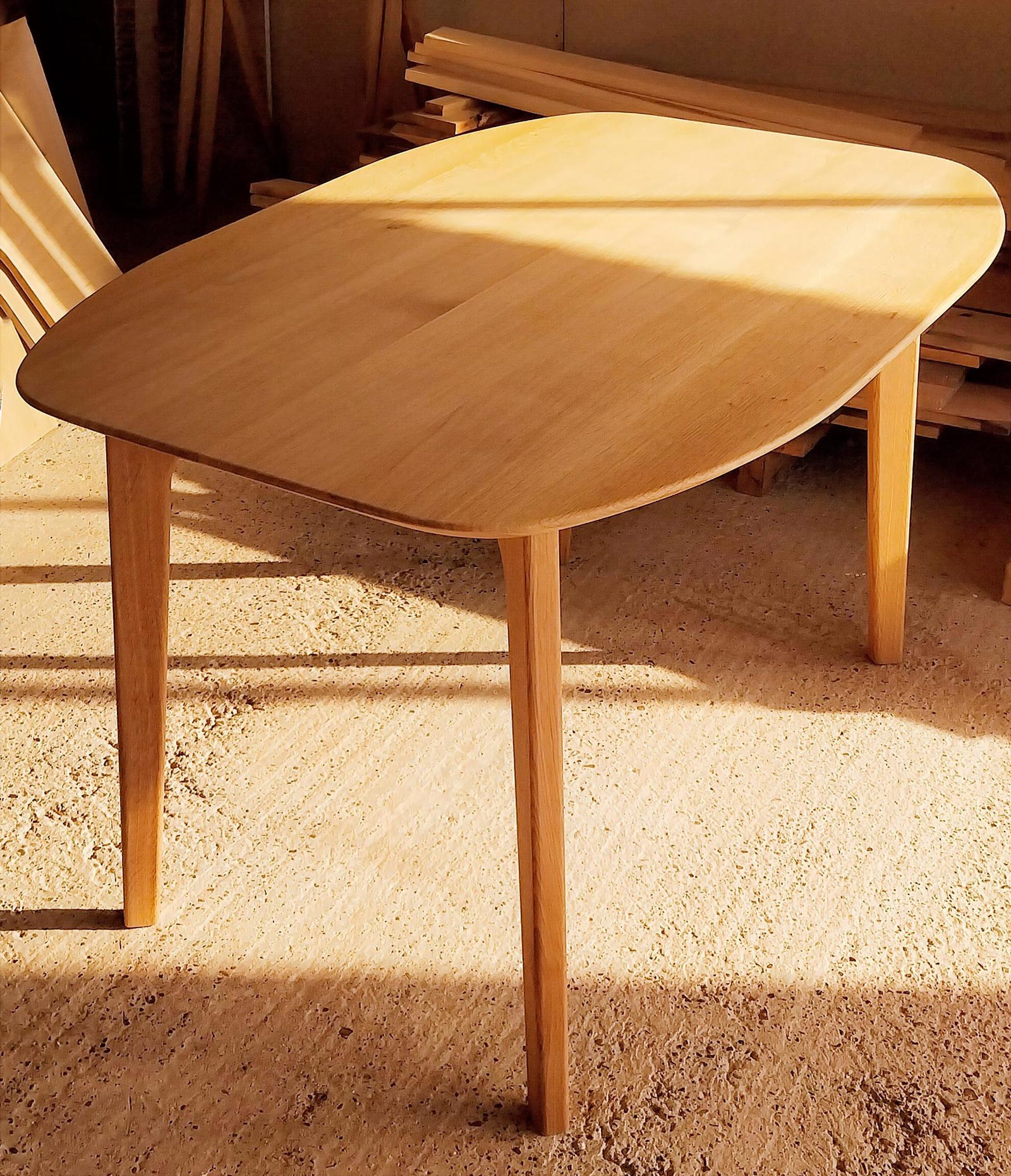 Masa cu blat oval si picioare din lemn