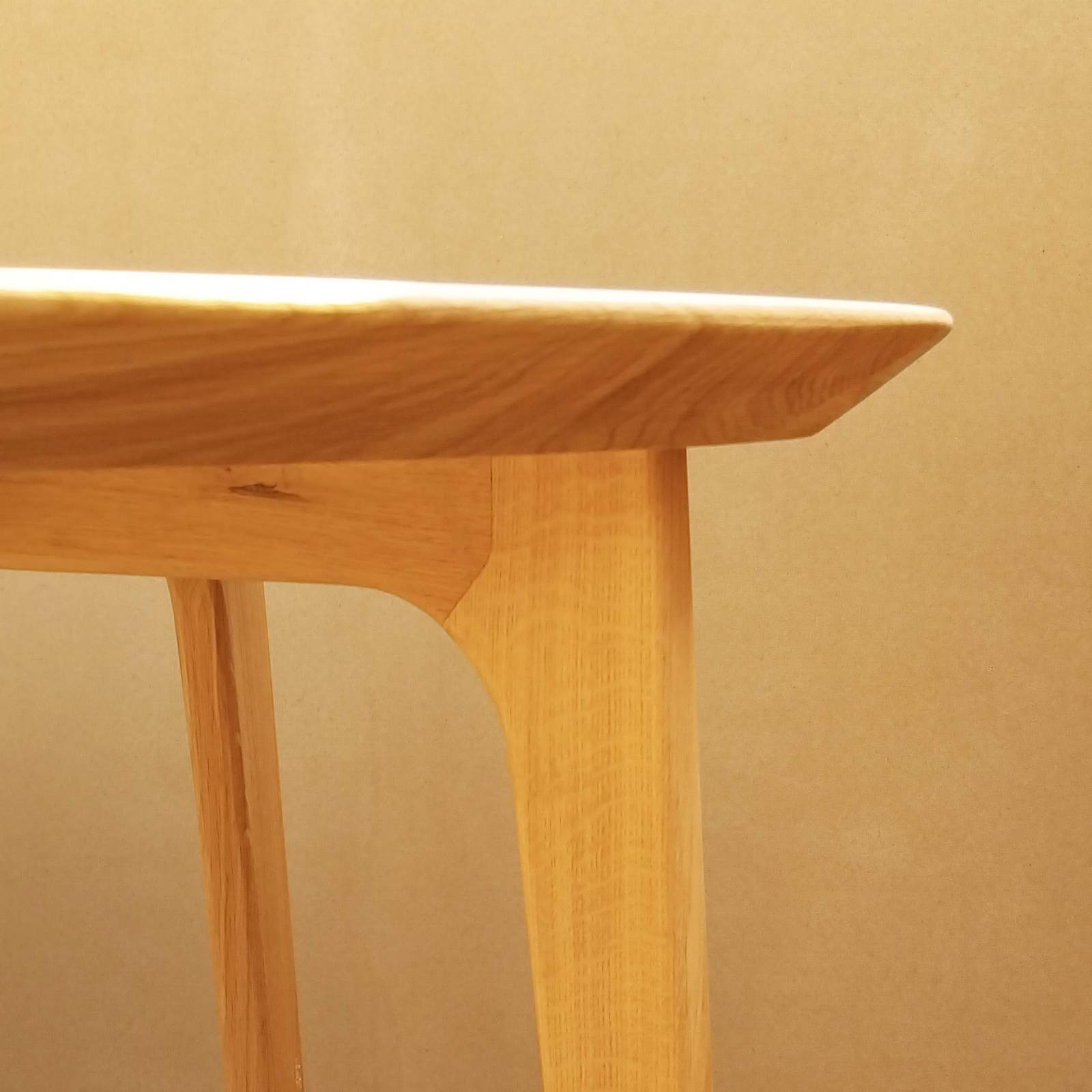 Detaliu cu imbinarea dintre picior si chinga de rigidizare de sub blatul mesei