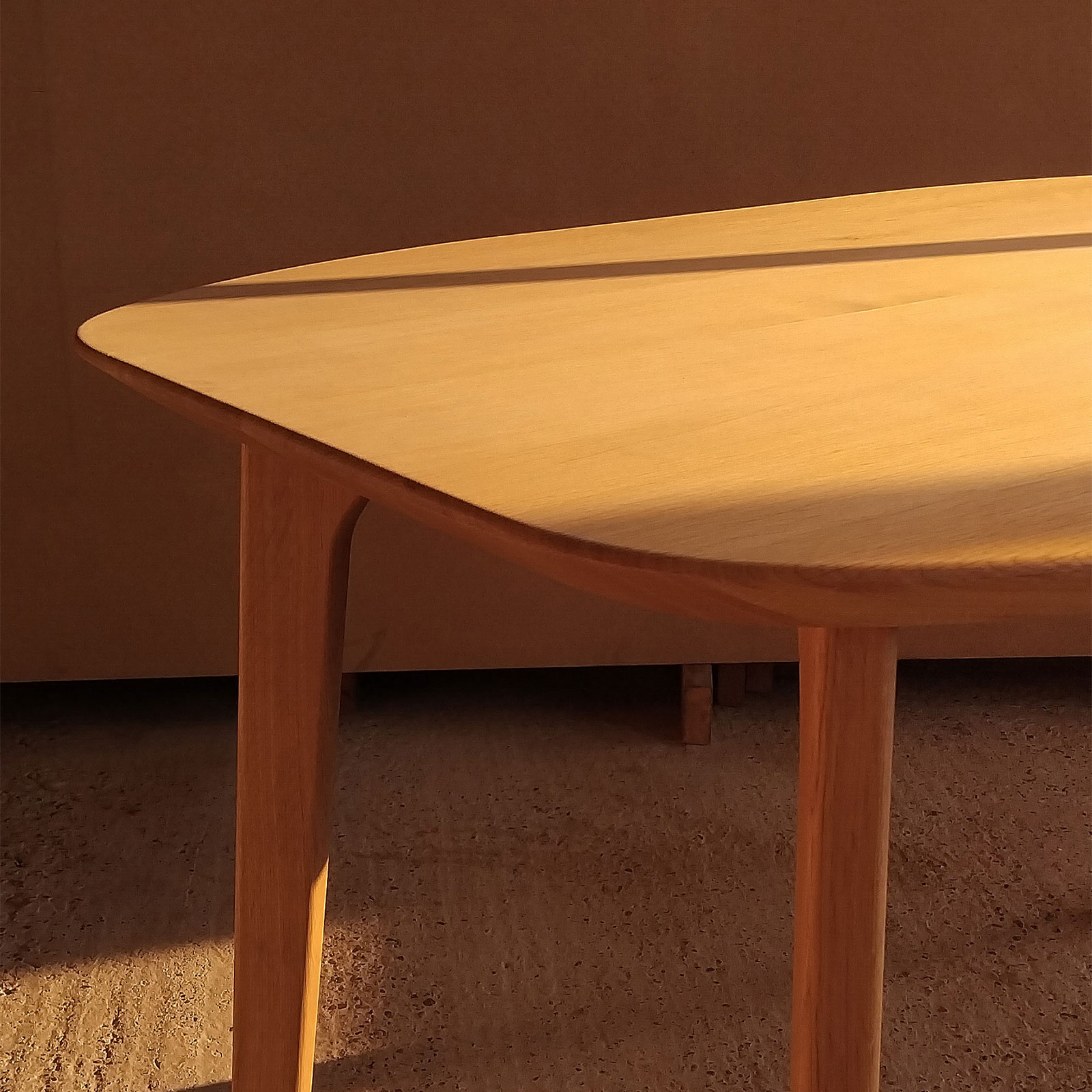 Muchia tesita si rotunjita a mesei din lemn de stejar, cu forma rotunjita la piciorul mesei