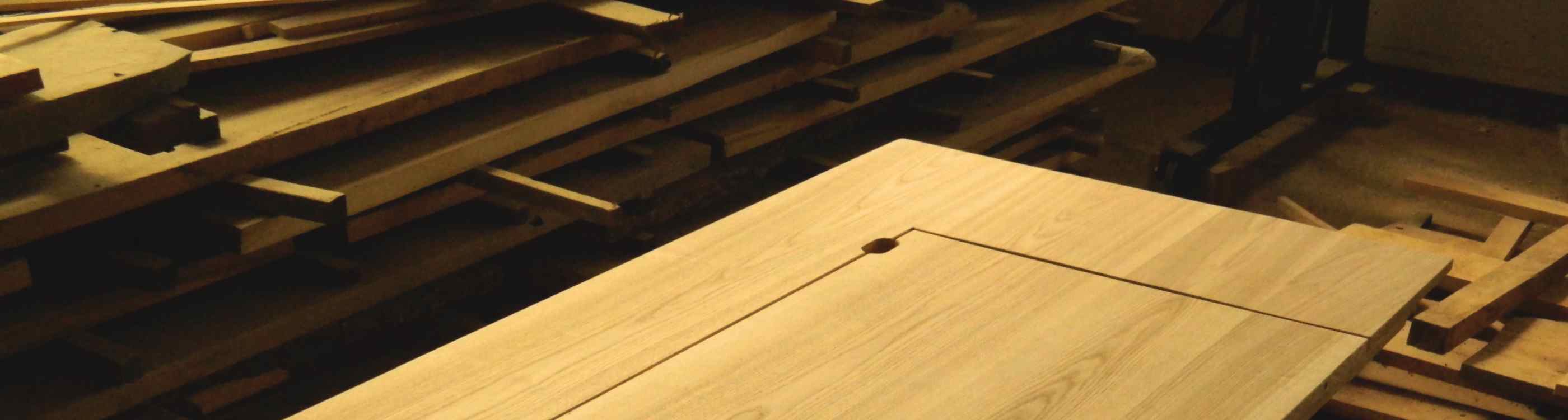 blat din lemn lângă o stivă de cherestea în atelier