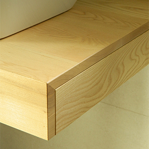 blat pentru baie din lemn cu îmbinare vizibilă cu muchii teșite